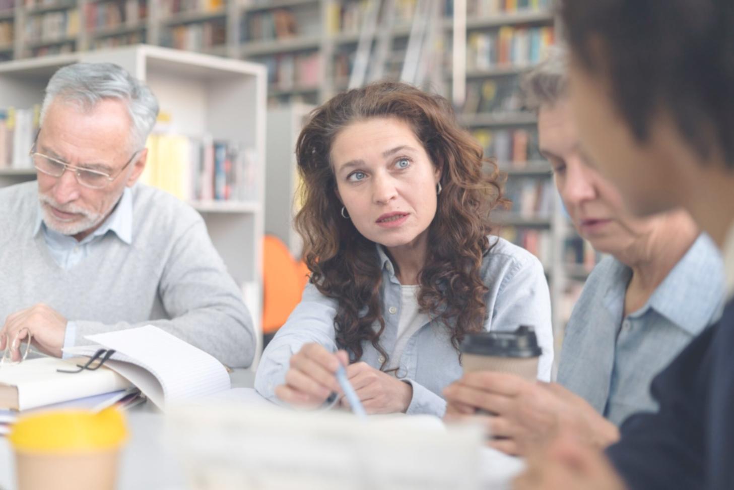 Finanzdaten und Geschäftsanalyse auf einem modernen Arbeitsplatz